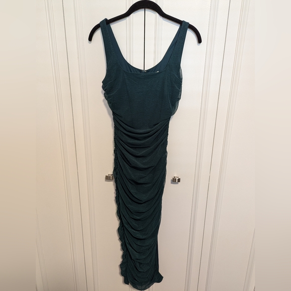 Woman's dark green fitted ruched midi dress - Picture 3 of 6